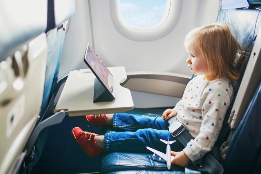 Guide to Flying with Children for Parents